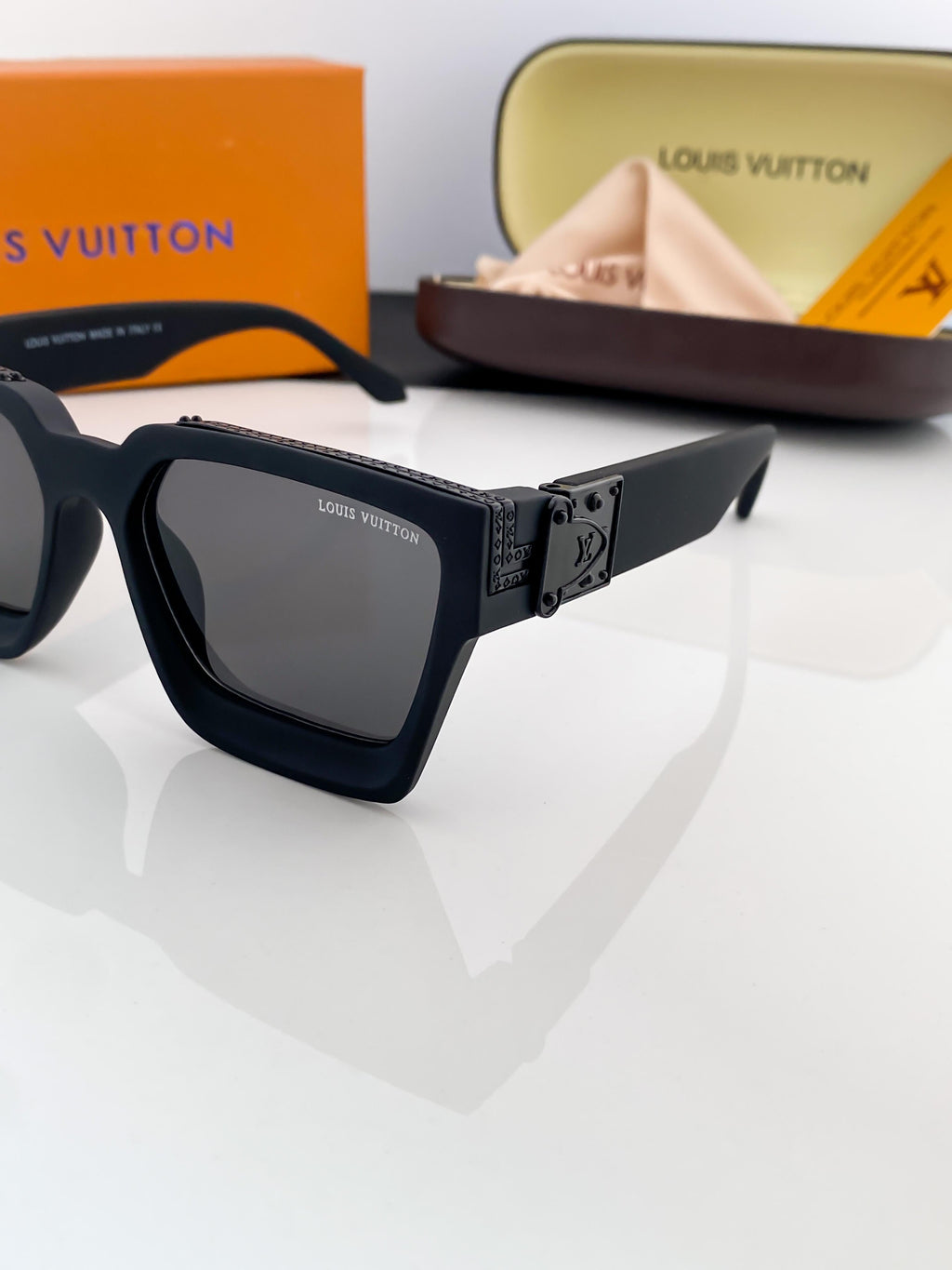 LO_UIS 65N BLACK B