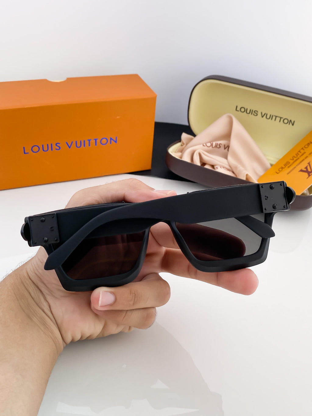 LO_UIS 65N BLACK B