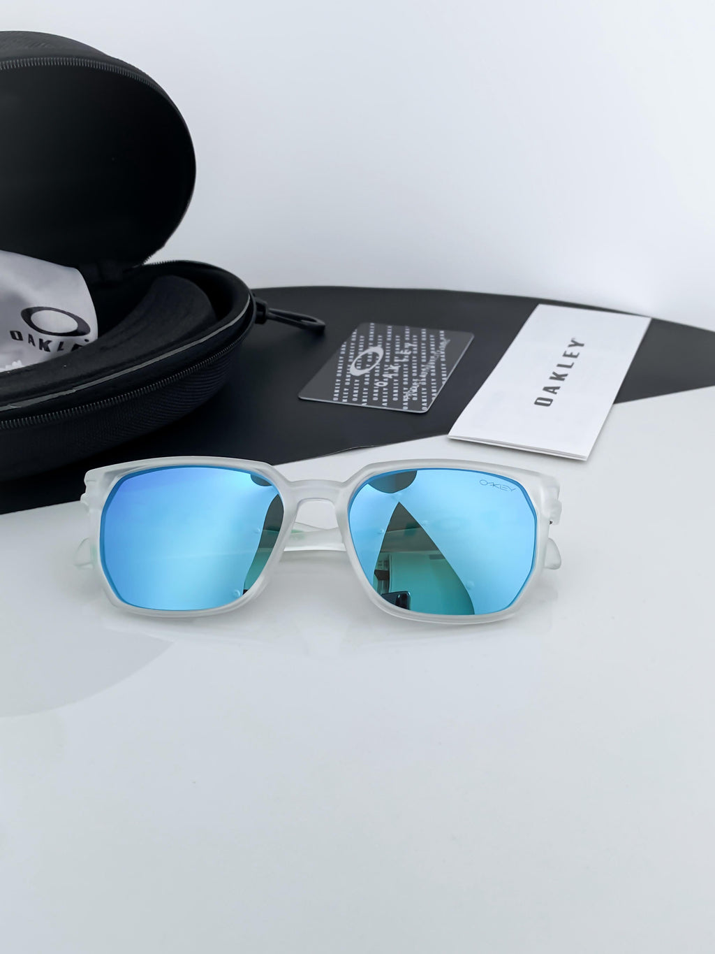 oak_ley_blue_white