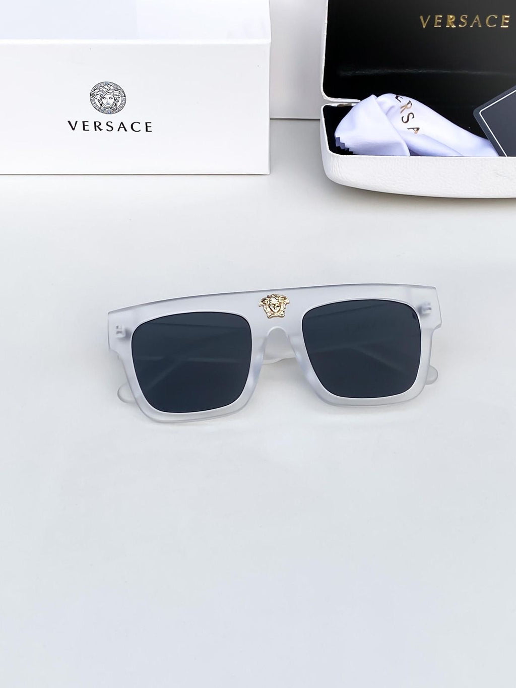 VER_sace white black 0898