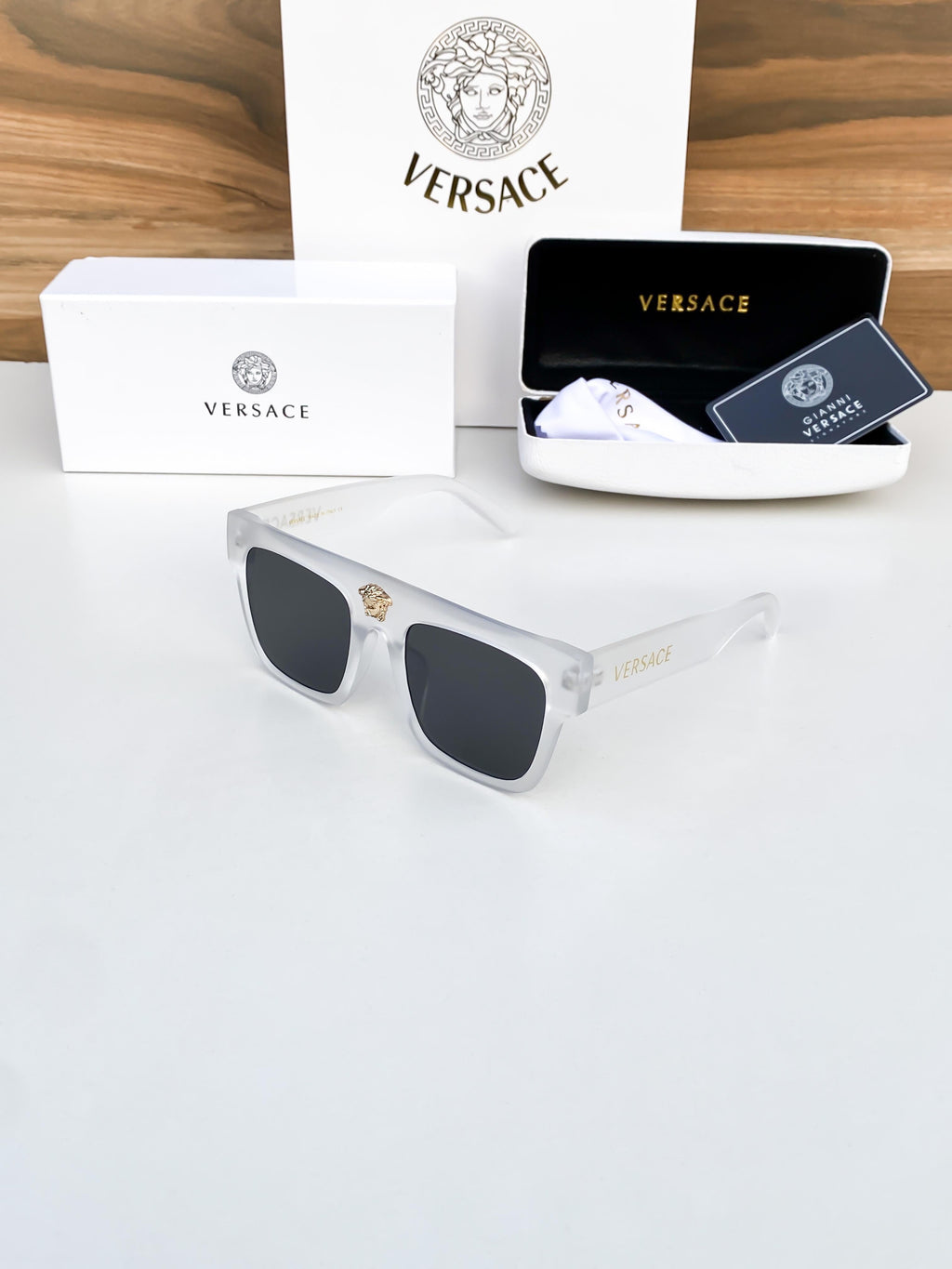 VER_sace white black 0898