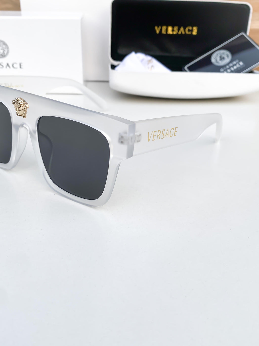 VER_sace white black 0898