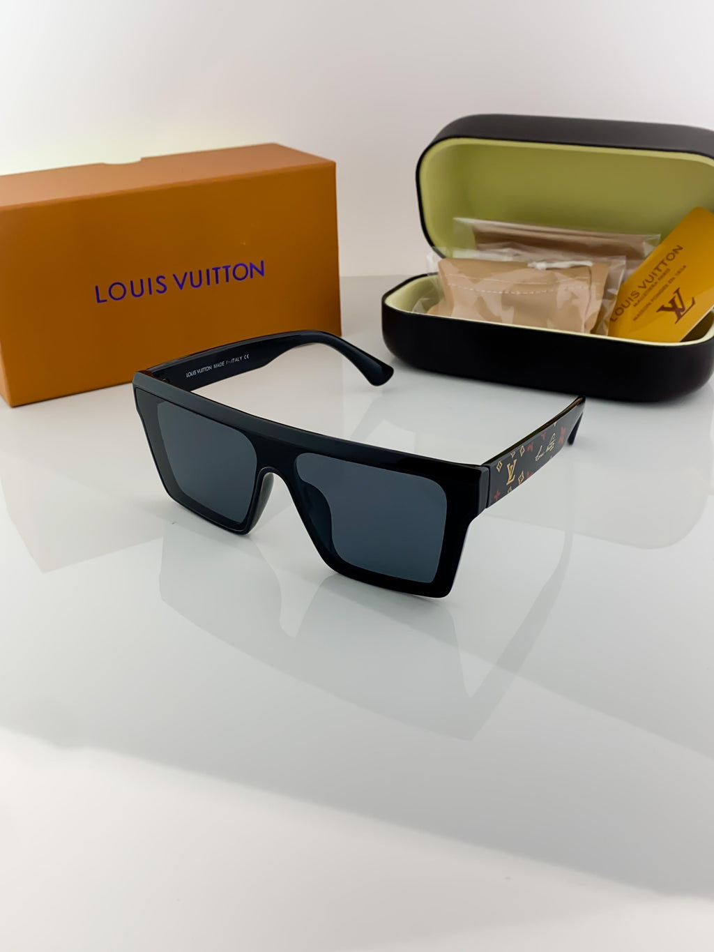 LO_UI_S VUI_TTON BLACK 1166 B