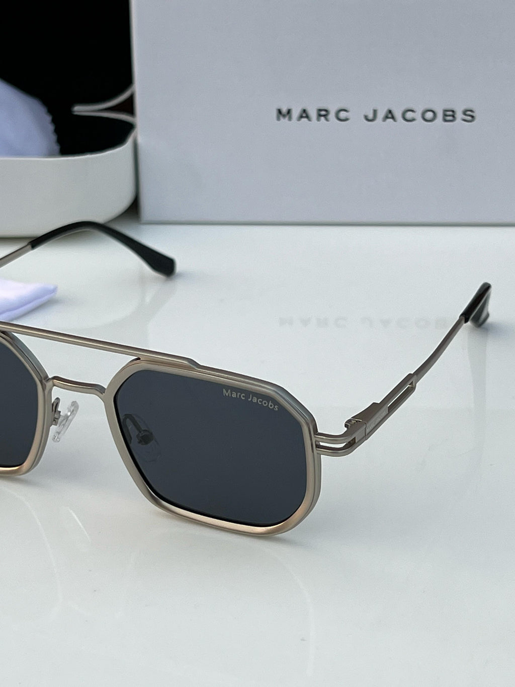 Mar  518 silver black A