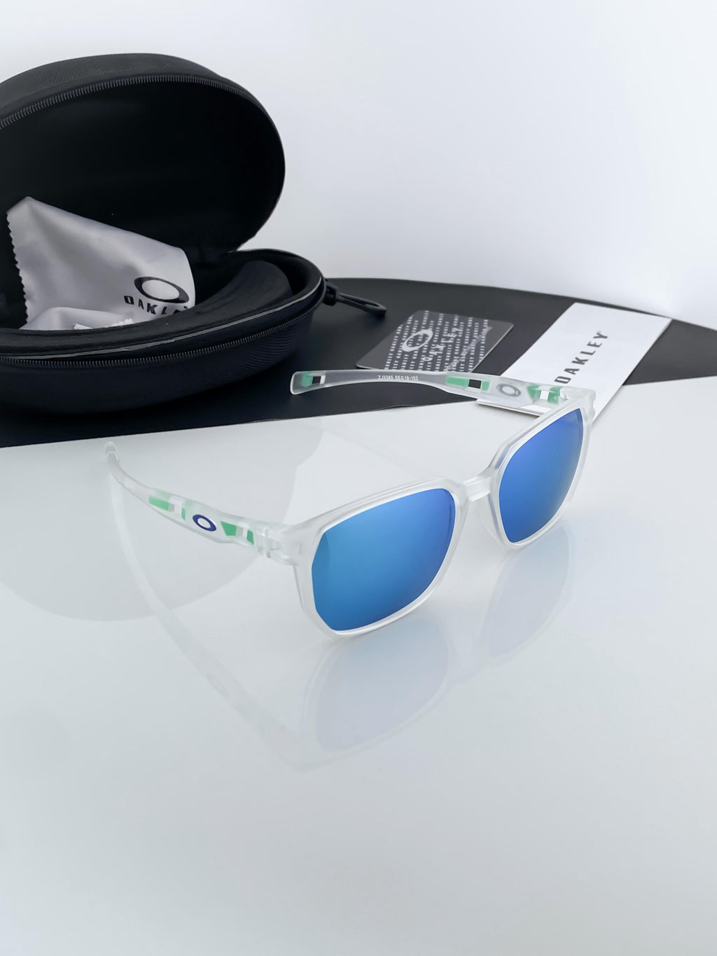 oak_ley_blue_white