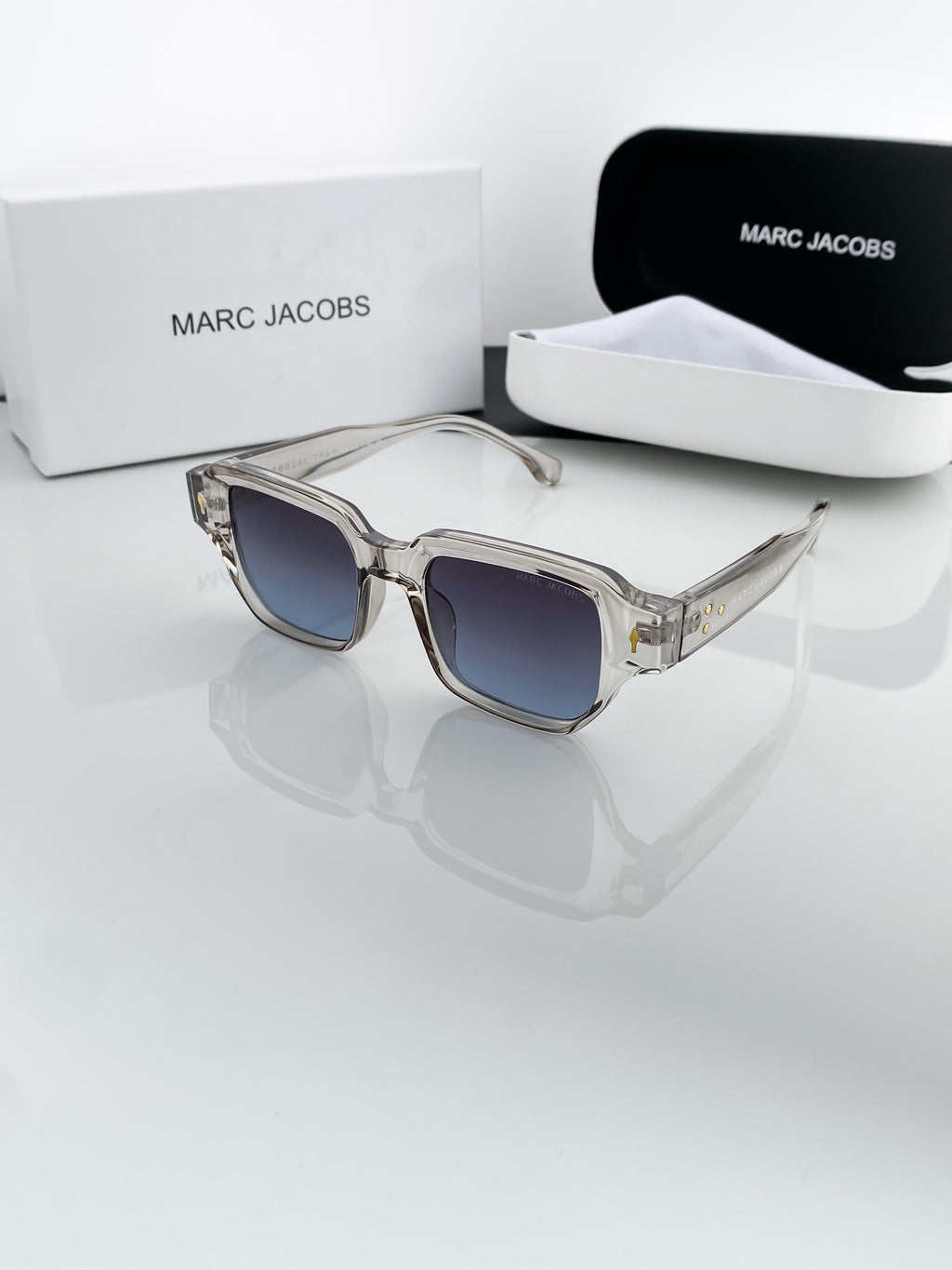 Mar_c_jaco_b_white