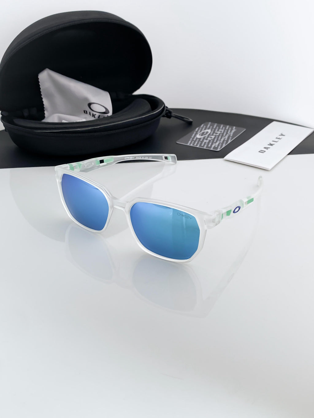 oak_ley_blue_white