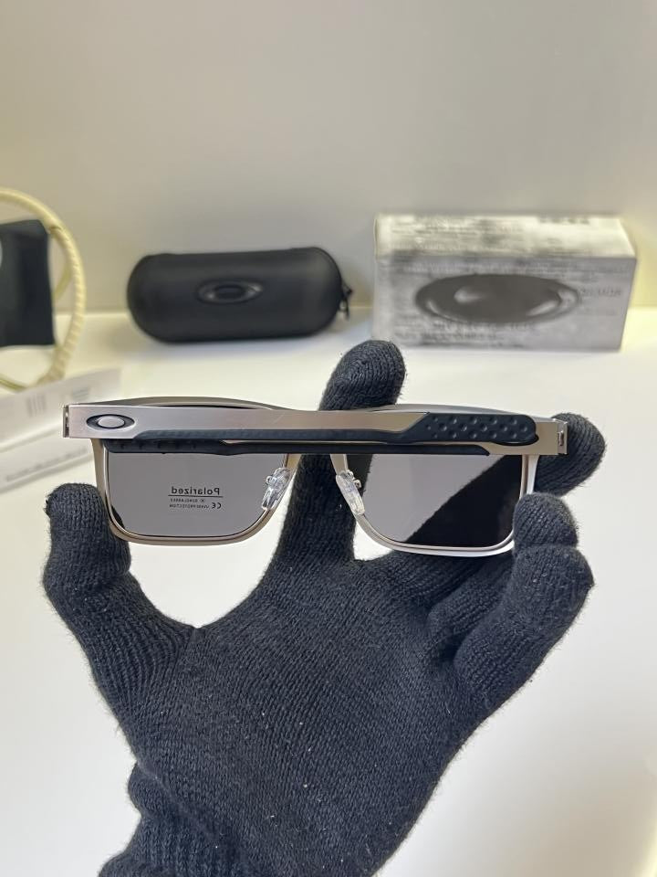 Oakle_y metal sunglass with Imported kit box