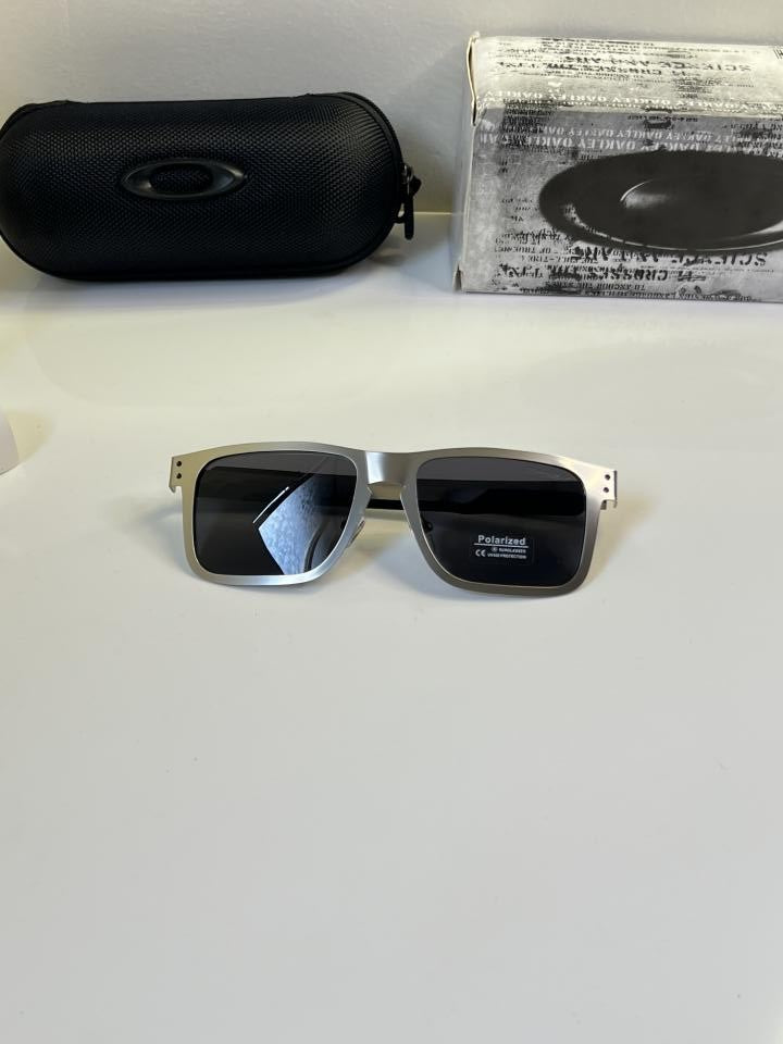 Oakle_y metal sunglass with Imported kit box